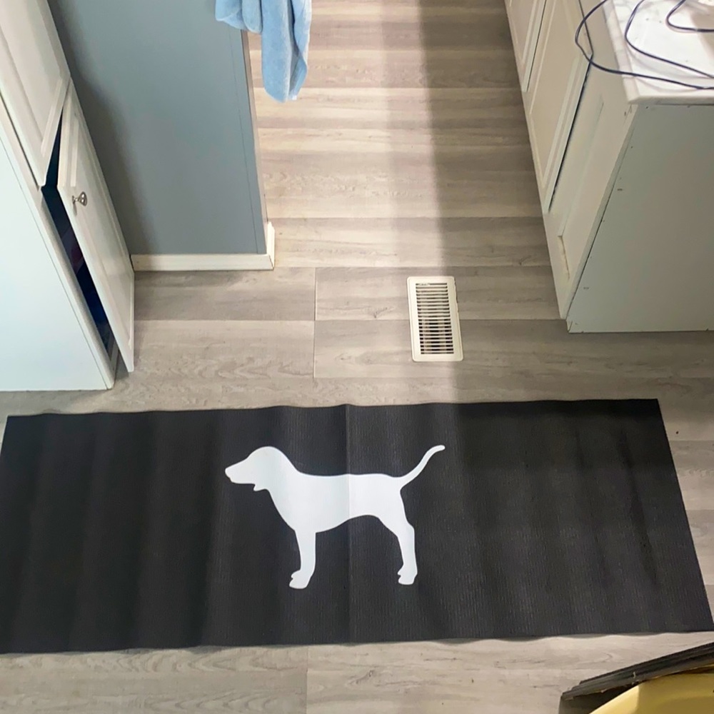 PINK victoria’s Secret yoga mat comes with that strap has a small scratch on it